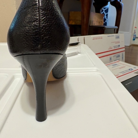 Kenneth Cole Black Textured Leather Scalloped Edge High Heels/Pumps - Picture 6 of 10